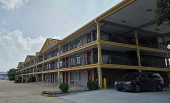 Super 8 by Wyndham Metairie