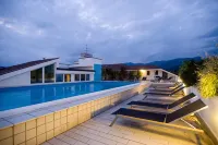 Regal Hotel & Apartments - piscina