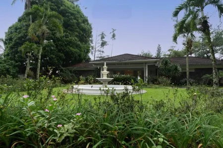 LOT449 Glass House Отели рядом с достопримечательностью «Сисаруа Грин Уорлд Адвенчер»