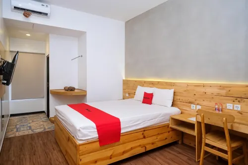 RedDoorz @ Klaten City Hotels in North Klaten