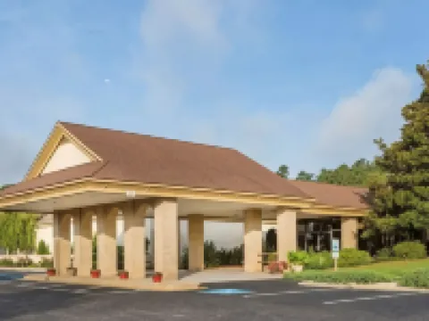 Days Inn & Conf Center by Wyndham Southern Pines Pinehurst Hotels in Moore County