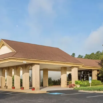 Days Inn & Conf Center by Wyndham Southern Pines Pinehurst