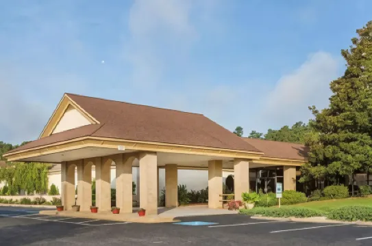 Days Inn & Conf Center by Wyndham Southern Pines Pinehurst
