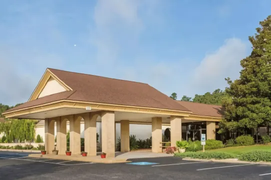 Days Inn & Conf Center by Wyndham Southern Pines Pinehurst
