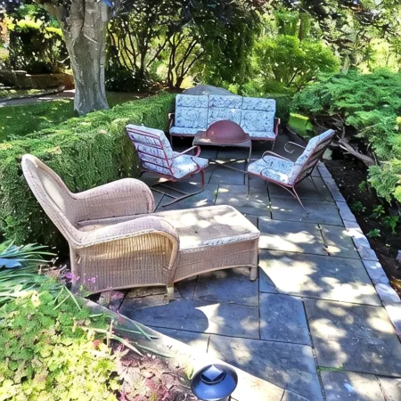 Charming 5Br Retreat on 1 Acre , Quiet Cul-De-Sac + Garden & Deck