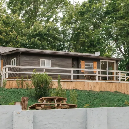 Mountain views, minutes to town, pool opens by May 1!