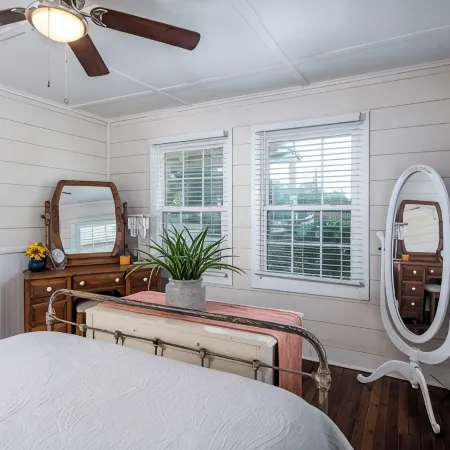 Tomball Craftman Cottage Отели в г. Томбал