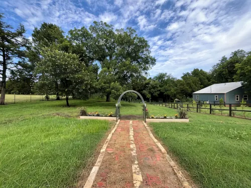 Peaceful Boho Retreat Nestled in the Woods – 5 Mins from Downtown