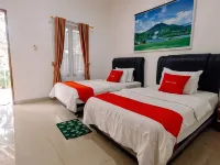 Noah Hotel Silangit Hotel di Silando