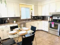 Riverside 4 bdrm w 2 KING beds • 10min DT • Sleeps 8! - บังกะโล