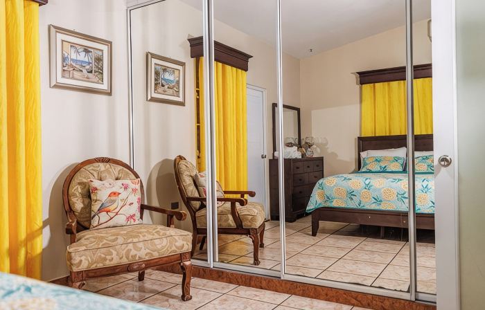 Spacious Family Retreat: Terrace, Inground Pool, Solar Power, Wi-fi, Pool Table
