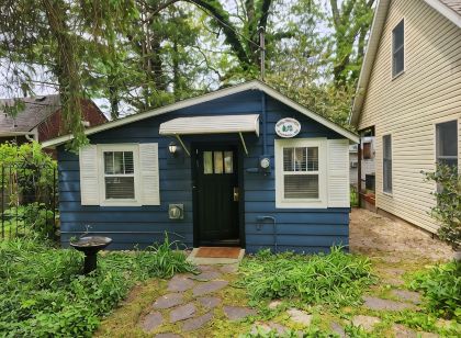 Charming Cottage in Historical Dist with Beautiful Gardens-5 Minute Walk to Town