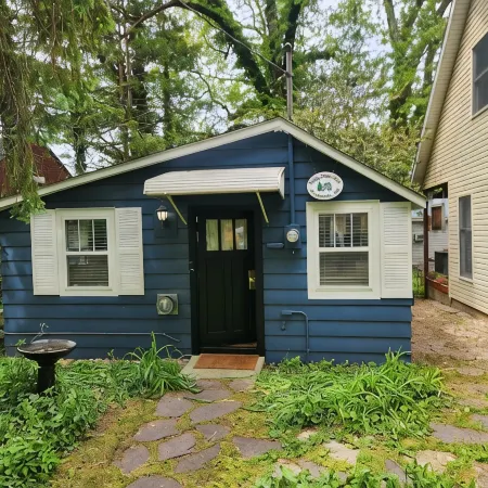 Charming Cottage in Historical Dist with Beautiful Gardens-5 Minute Walk to Town