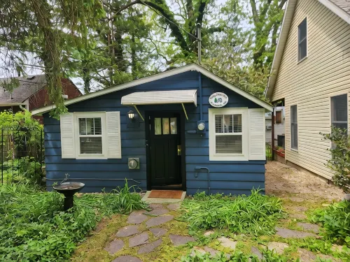 Charming Cottage in Historical Dist with Beautiful Gardens-5 Minute Walk to Town