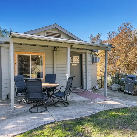 The Kaweah River Cabin sleeps up to 8 guests, located 3 minutes from entrance