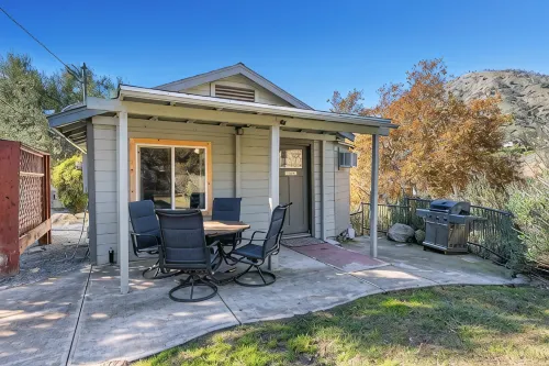 The Kaweah River Cabin sleeps up to 8 guests, located 3 minutes from entrance