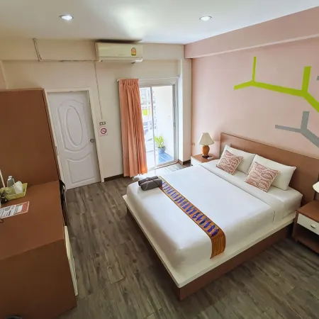 Charoenchit House Отели рядом с достопримечательностью «Площадь Fairy»