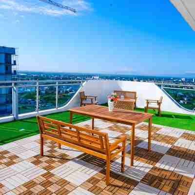 2 BR Penthouse w/ Wide Balcony and 7ft Billiards Hotel Exterior