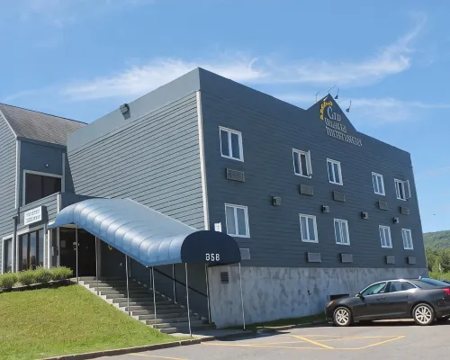 Condos Vacances Msa - Incluant Piscine et Spas extérieurs chauffés à l'Année!! ボーブレのホテル