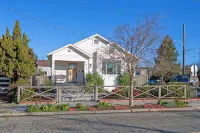 New Modern Guesthouse Retreat near Berkeley & SF - King Bed, AC, Standing Desk
