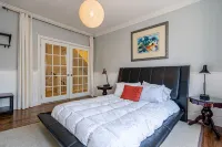 Stunning 3BRM Apartment with Rooftop Patio in the Beaches Area of Toronto - บังกะโล