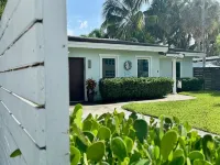 Stylish Beach Home Near Boca with Pool, Golf Cart, Bikes - 4-Sterne
