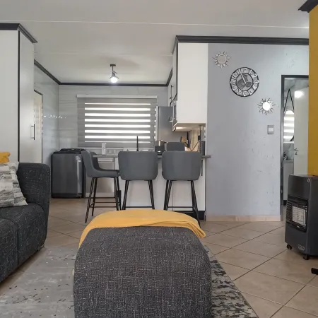 2 Bedroom apartment with 2 queen size beds & a cot, 10 minutes from JHB Airport.