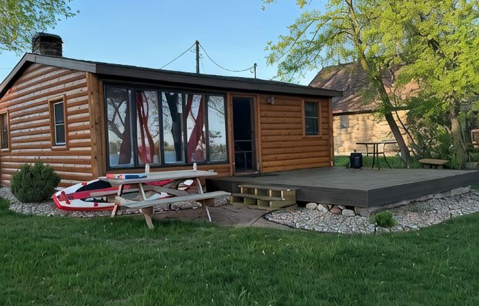 Cozy 2 Bedroom Lakeside Cabin on Lake Manuella
