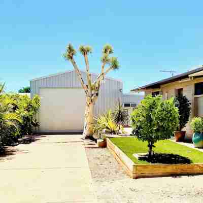 Cosy 2 bedroom cottage in quiet area close to shops and restaurants Hotel Exterior