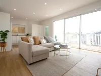 5 mins walk to Beach - Modern Beachy Escape. Netflix, Full Kitchen, Comfy Beds! Hotels in Terrigal