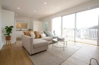 5 mins walk to Beach - Modern Beachy Escape. Netflix, Full Kitchen, Comfy Beds! - 4-Star