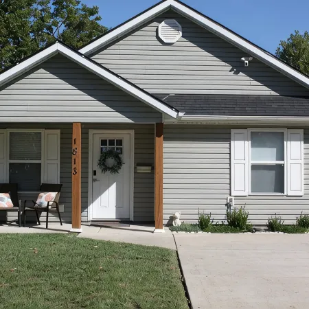 Charming Home with Firepit, Large Fenced Yard, Pet Friendly.