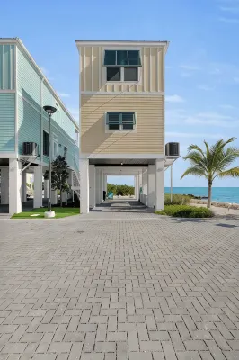 Pet Friendly 2Br/2BA Steps from the Water’s Edge with Unparalleled Sunrises - บังกะโล
