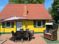 Cozy Vacation Home for Families w. Dog, Fenced, Fireplace, 200m to Lake Plau - 2つ星