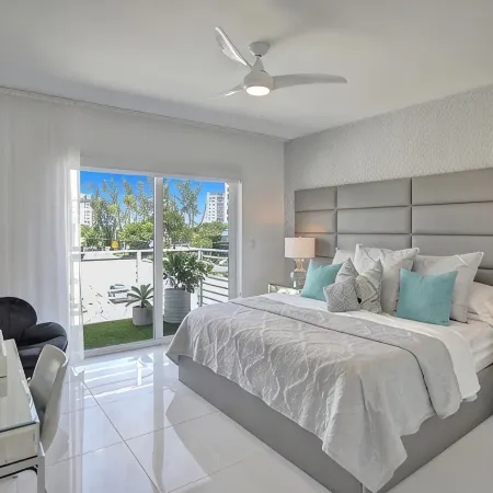 LUXURY STAY  W/BEACH, POOL, GYM, and SPA! Restaurants & bars across street also!