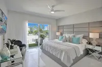 LUXURY STAY  W/BEACH, POOL, GYM, and SPA! Restaurants & bars across street also!