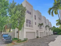 BEACH ACCESS MODERN TOWNHOUSE! Pool, Spa and Gym!