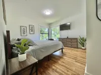 Romantic Farmhouse w hot tub, DT SM 5 min - 3-Star