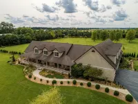 Gorgeous Home featuring an Indoor Heated Pool, Gourmet Kitchen & Outdoor Spaces Ξενοδοχεία στην πόλη Delaware County