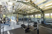 2/2 PARTIAL OCEAN VIEW with AC - Poipu Beach Kiahuna End Unit, Pool/Gym/Courts - gimnasio