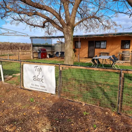 The Picker's Hut - Peaceful vineyard setting
