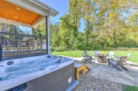 Yellow Bike Bungalow-Block from Bike Trail-Fireplace & Hot Tub - Dog Friendly - 4-Star
