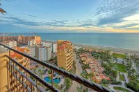 Luxury 4Bd Penthouse, Ocean VIEWS, 2 king suites, pvt jacuzzi, beachfront resort
