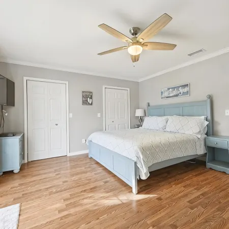 Spacious Family Beach Condo. Quiet North End. Walk to Beach, Pool & Attractions