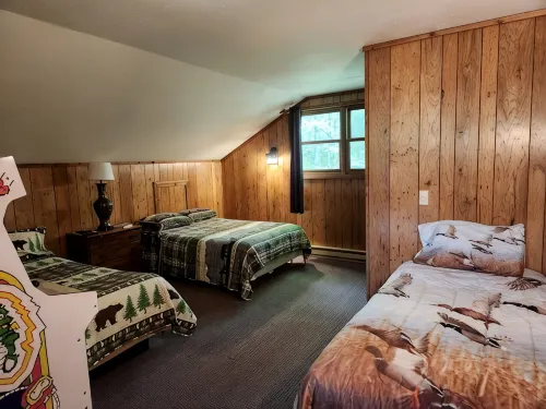 Peaceful Updated Ski Chalet across the street from Ski Brule Mountain -LEFT Side