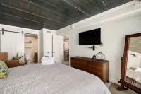 Dog-Friendly Oceanfront Condo, Walk-in Shower & Pools - 3 estrellas