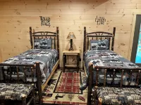 "Hilltop Hideaway"  - A "GEM" in beautiful Hocking Hills ! - シャレー