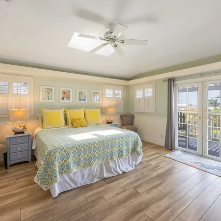 "Walk On The Beach " house~3 bed, heated pool, 3min walk to the Bean Point Beach