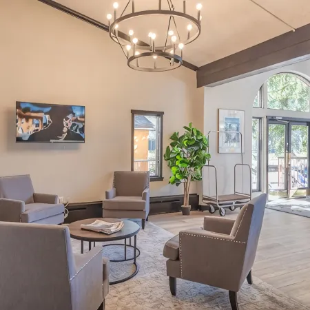 1 min. walk to slopes!Mountain view! Steps to ski lift/gondola, shops & dining!