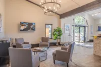 1 min. walk to slopes!Mountain view! Steps to ski lift/gondola, shops & dining!